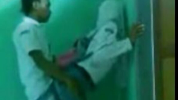 Hindistan Yaz tatmin edici azgın mürekkepli züppe içinde the amatör üniversiteli porno oturma odasında