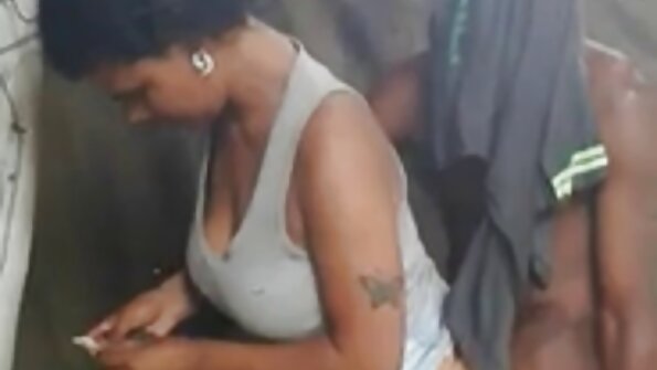 Angelica Saige erkek arkadaşını amatör türk porn tatmin ediyor
