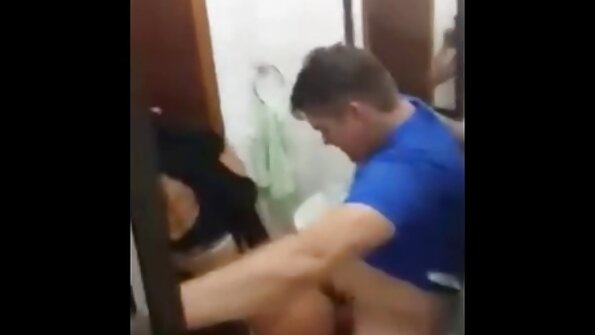 Sevimli gizli amatör porno esmer var onu ayak yaladı