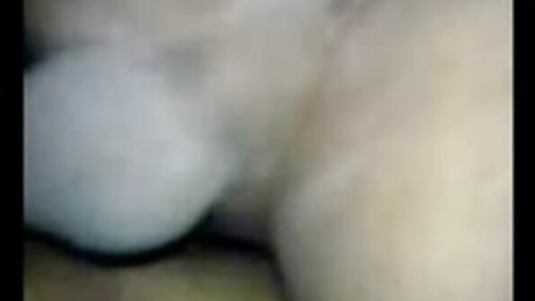 Gözlüklü sarışın diz çökmüş ve emiyor türk üniversiteli amatör porno